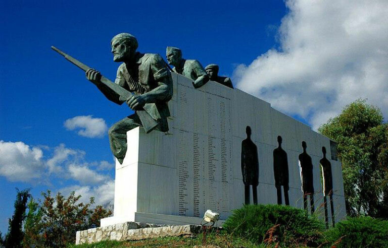 800px Memorial of Karakolithos for the victims of II World War Greece panoramio - Bigottes Auftreten - Reparationsfrage - Reparationsfrage