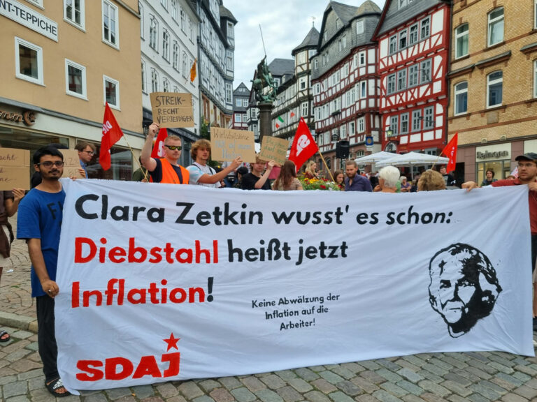330301 Aktion n - Demonstration gegen die steigenden Preise - Gaspreise, Inflation - Wirtschaft & Soziales