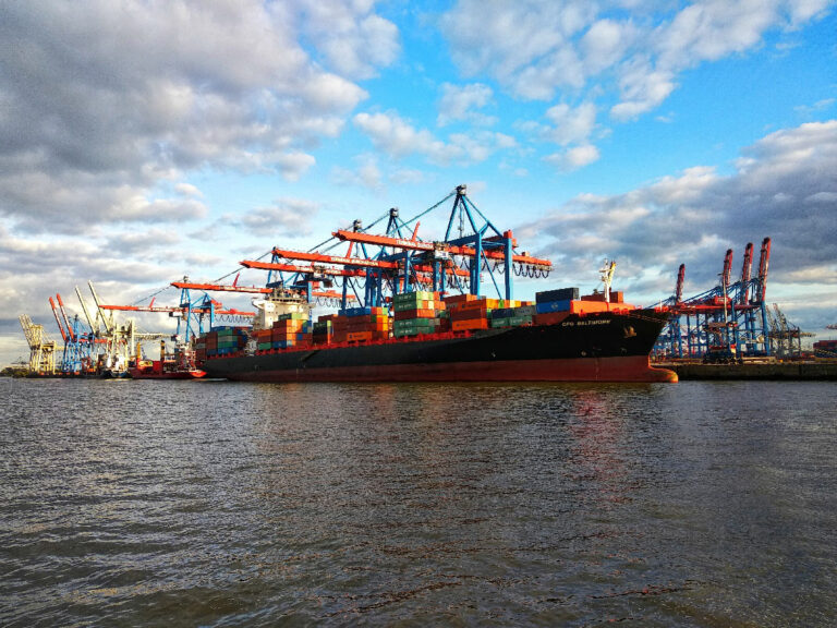 Containerschiff im Hamburger Hafen mit Kraenen - Keine Einigung - Tarifverhandlungen - Tarifverhandlungen