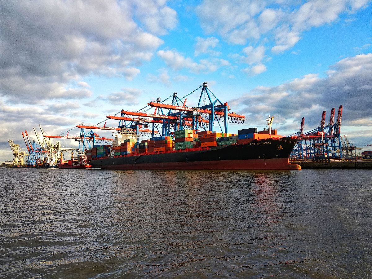 Containerschiff im Hamburger Hafen mit Kraenen - Keine Einigung - Hafenarbeiter, Tarifverhandlungen, ver.di, Warnstreiks - Blog