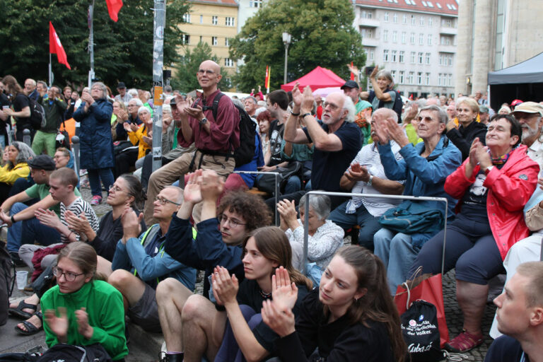 IMG 0245 - Gewagt und gewonnen - DKP, Pressefest - Wirtschaft & Soziales