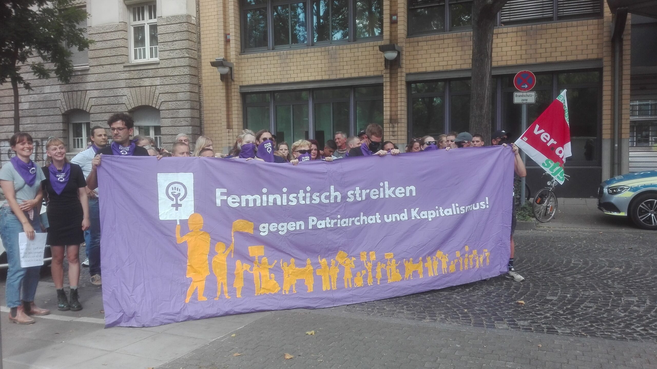 Prozessbegleitung Stuttgart 15082022 scaled - „Wir sind alle lila Socken!“ - Gewerkschaften, Internationaler Frauentag, Sozial- und Erziehungsdienste, Stuttgart - Blog, Neues aus den Bewegungen
