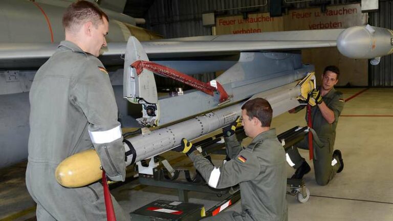 soldaten befestigen lenkflugkoerper an eurofighter - 500 Millionen Euro mehr für Waffen - Waffenlieferungen - Waffenlieferungen