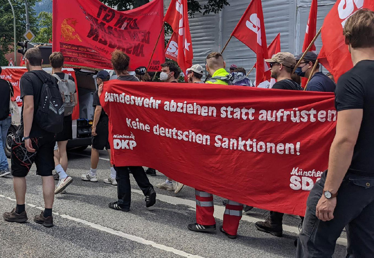 380402 bw neu - Ziel: Die Gesellschaft militarisieren - UZ vom 23. September 2022 - UZ vom 23. September 2022