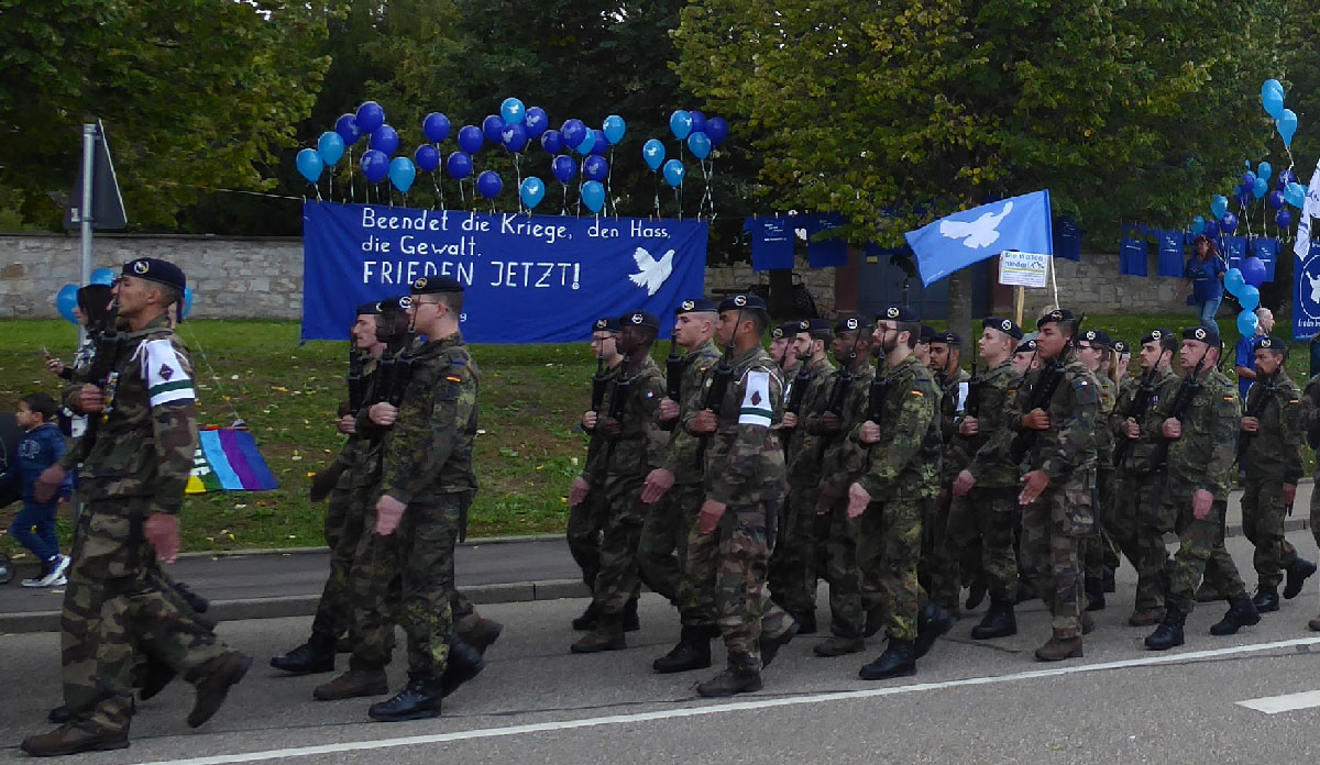 380503 bildmeldung - Protest gegen öffentlichen Appell der Deutsch-Französischen Brigade - Deutsch-Französische Brigade, Friedensrat Markgräflerland, Müllheim - Politik