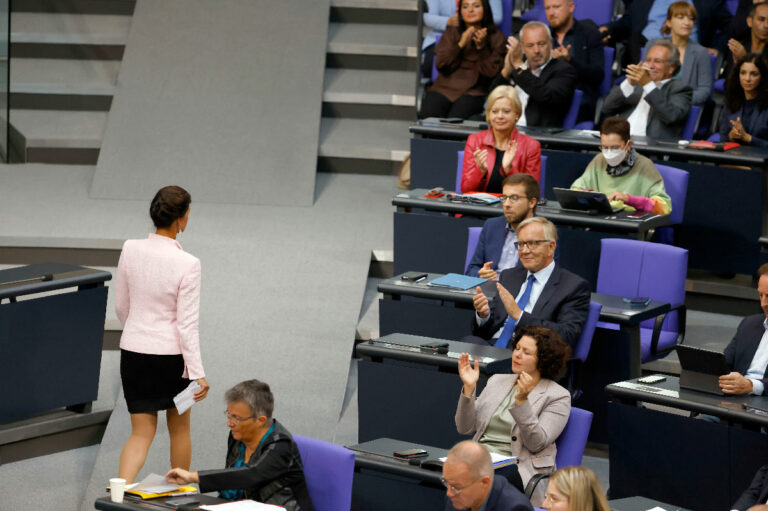 3813 Wagenknecht - Schluss mit den fatalen Wirtschaftssanktionen! - Deutscher Bundestag - Deutscher Bundestag