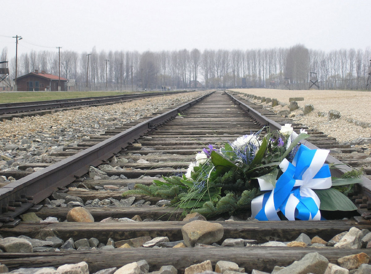 KZ Auschwitz Birkenau Bahngleise der Entladerampe Blumen zum Gedenken - FIR unterstützt berechtigte Forderungen nach Kompensation faschistischer Verbrechen - Fédération Internationale des Résistants, Wiedergutmachung - Blog, Neues aus den Bewegungen