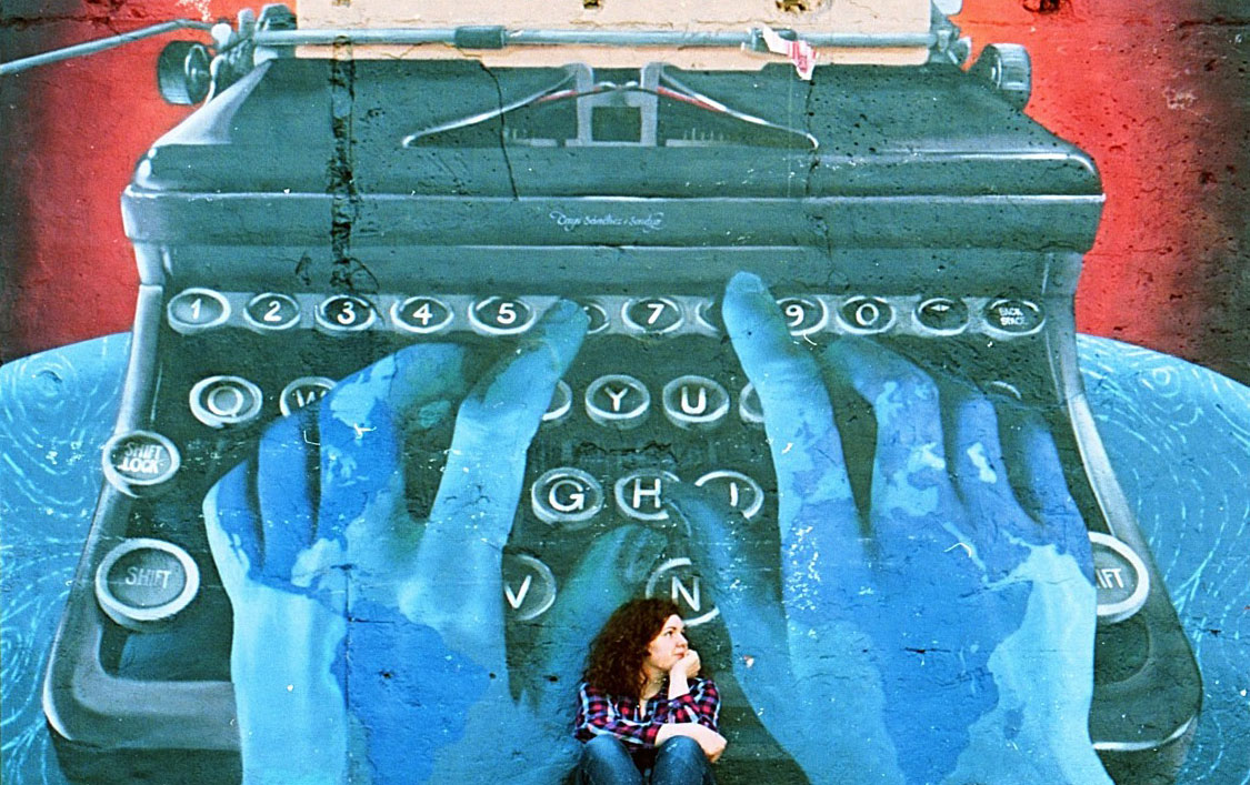 graffiti typewriter young woman sitting vintage cute fashion hipster 1046505 - Unter Frauenfeinden - 1979 - Jägerin und Gejagte - Ein Fall für Journalistin Allie Burns, Knaur, Kriminalroman, Val McDermid - Die letzte Seite