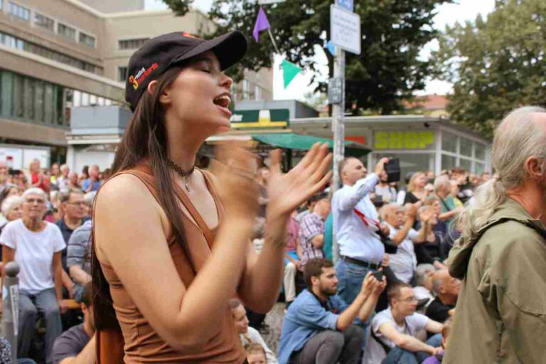 shari 23 bearb - Frieden, Brot und Solidarität - DKP, Pressefest - Im Bild