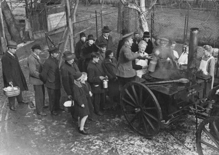 4010 Bundesarchiv Bild 183 T0706 501 berlin Armenspeisung - Krisenbewältigung per Notverordnung - Friedrich Ebert - Friedrich Ebert