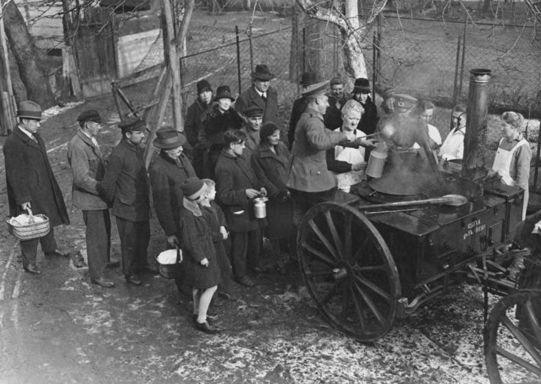 4010 Bundesarchiv Bild 183 T0706 501 berlin Armenspeisung - Krisenbewältigung per Notverordnung - Blutmai 1929, Friedrich Ebert, Heinrich Brüning, Hermann Müller, Karl Zörgiebel, KPD, Paul von Hindenburg, Reinhard Opitz, SPD, Weimarer Reichsverfassung, Weimarer Republik - Theorie & Geschichte