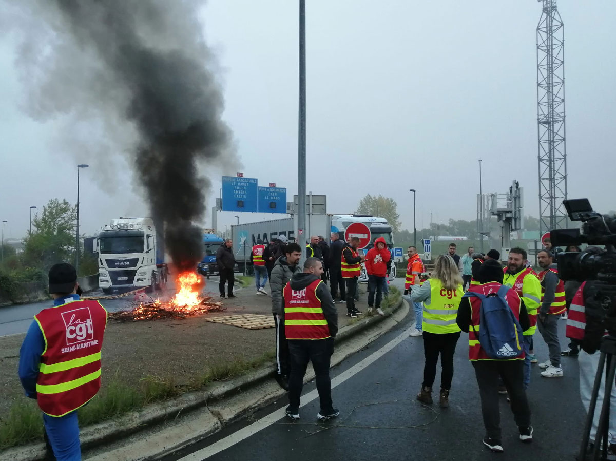 420601 52435936242 14617f836f o - Zwangsarbeit per Gesetz - CGT, Élisabeth Borne, Esso-ExxonMobil, Frankreich, Gegen das teure Leben, NUPES, Paris, PCF, Philippe Martinez, Repression, Réquisition, Streik der Raffineriearbeiter, TotalEnergies, Zwangsrekrutierung - Internationales