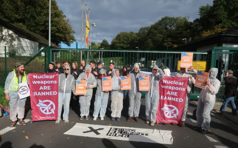 430502 2Sp rechts unten noervenich - Demo gegen NATO-Manöver - Nörvenich - Nörvenich