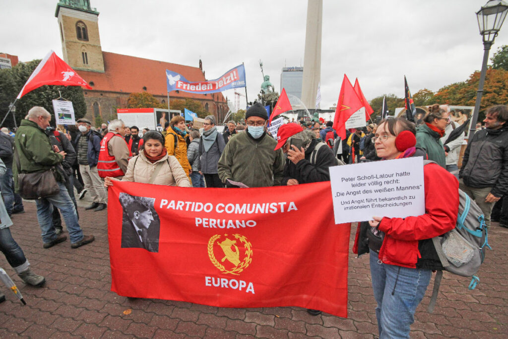 Berlin Denner2 - Wieder Weltmachtträume - 1. Oktober, Aktionstag, Barbara Majd Amin, Berlin, Bundesausschuss Friedensratschlag, Christoph Krämer, DKP, Frankfurt am Main, Friedensbewegung, Handwerker für den Frieden, Kalkar, Kampf für Frieden, Karl Krökel, Köln, Netzwerk Friedenskooperative, SDAJ, Stuttgart - Hintergrund