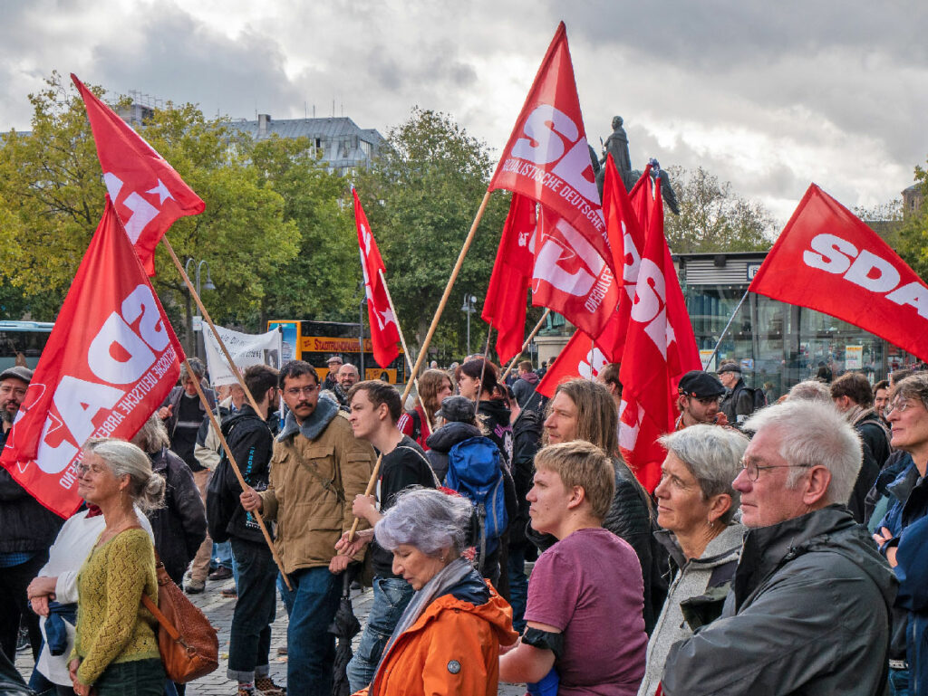 Koeln Karl Reiner Engels - Wieder Weltmachtträume - 1. Oktober, Aktionstag, Barbara Majd Amin, Berlin, Bundesausschuss Friedensratschlag, Christoph Krämer, DKP, Frankfurt am Main, Friedensbewegung, Handwerker für den Frieden, Kalkar, Kampf für Frieden, Karl Krökel, Köln, Netzwerk Friedenskooperative, SDAJ, Stuttgart - Hintergrund