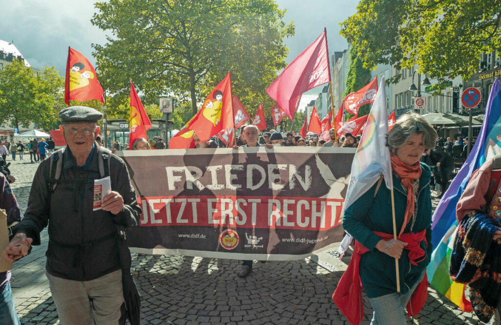 Koeln Karl Reiner Engels3 - Wieder Weltmachtträume - 1. Oktober, Aktionstag, Barbara Majd Amin, Berlin, Bundesausschuss Friedensratschlag, Christoph Krämer, DKP, Frankfurt am Main, Friedensbewegung, Handwerker für den Frieden, Kalkar, Kampf für Frieden, Karl Krökel, Köln, Netzwerk Friedenskooperative, SDAJ, Stuttgart - Hintergrund