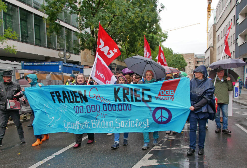 Stuttgart - Wieder Weltmachtträume - 1. Oktober, Aktionstag, Barbara Majd Amin, Berlin, Bundesausschuss Friedensratschlag, Christoph Krämer, DKP, Frankfurt am Main, Friedensbewegung, Handwerker für den Frieden, Kalkar, Kampf für Frieden, Karl Krökel, Köln, Netzwerk Friedenskooperative, SDAJ, Stuttgart - Hintergrund