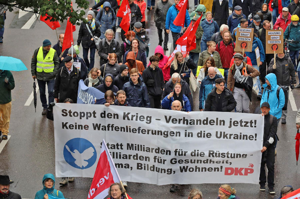 Stuttgart Christa - Wieder Weltmachtträume - 1. Oktober, Aktionstag, Barbara Majd Amin, Berlin, Bundesausschuss Friedensratschlag, Christoph Krämer, DKP, Frankfurt am Main, Friedensbewegung, Handwerker für den Frieden, Kalkar, Kampf für Frieden, Karl Krökel, Köln, Netzwerk Friedenskooperative, SDAJ, Stuttgart - Hintergrund