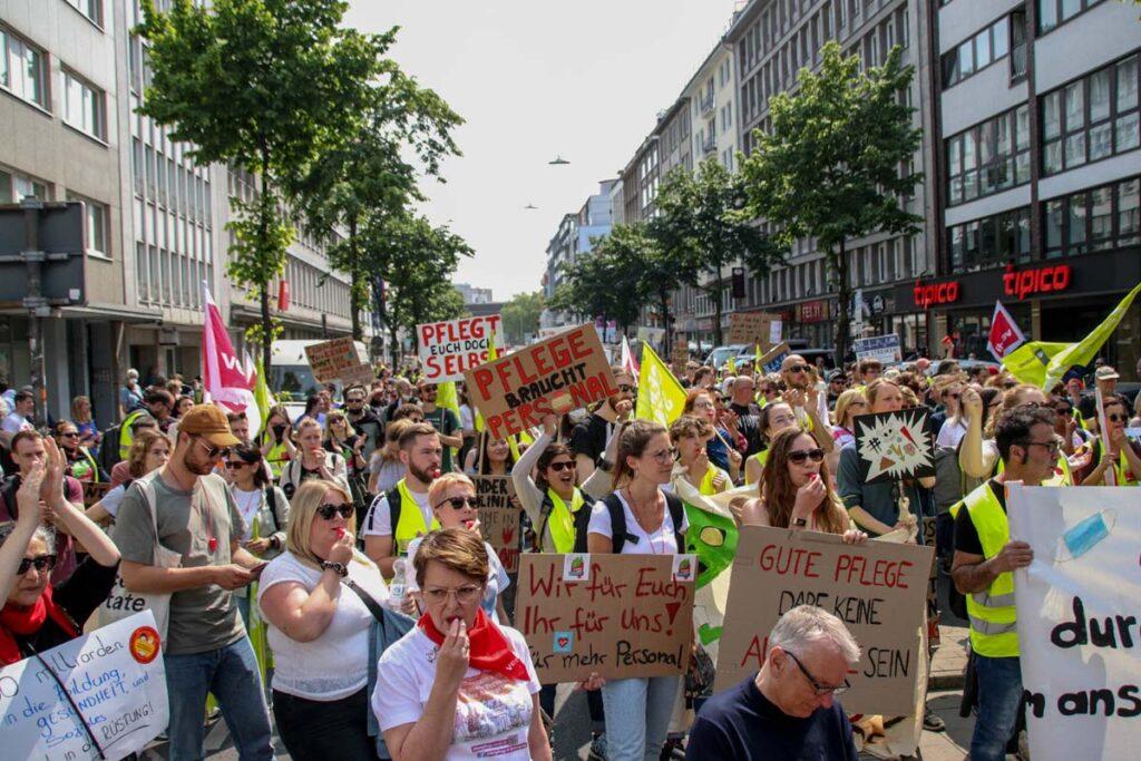 2022 TV E Demo 12 1 - Drei Erkenntnisse aus 77 Tagen Streik - Entlastung, Krankenhäuser, Tarifkämpfe - Wirtschaft & Soziales