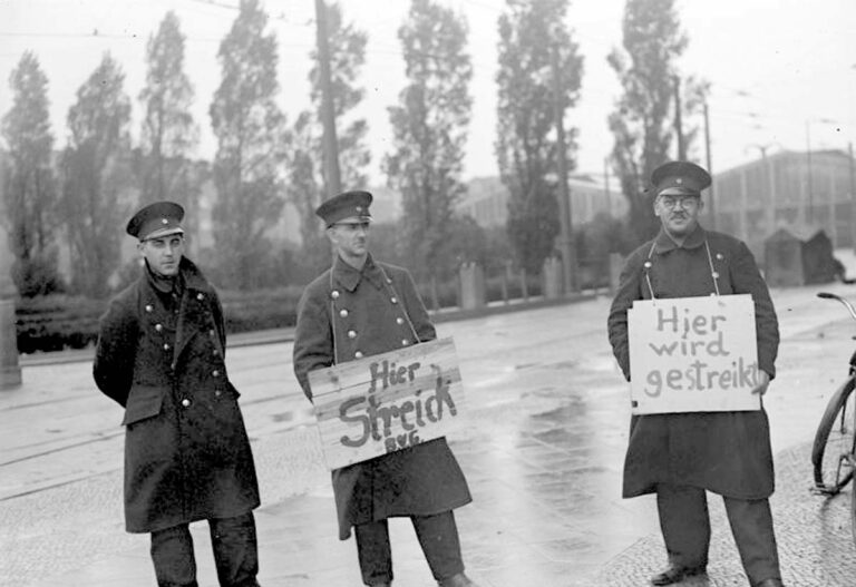 4410 StreikpostenBundesarchiv Bild 102 13991 Berlin BVG Streik Streikposten - Drum halte dich an deinesgleichen - Antifaschismus - Antifaschismus