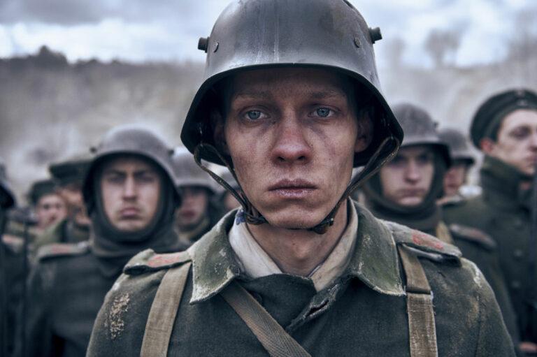 4516All Quiet On the Western Front ┬®Reiner Bajo 1 ZWO - Masken aus Matsch - Aaron Hilmer, Daniel Brühl, Edward Berger, Erich Maria Remarque, Felix Kammerer, Im Westen nichts Neues, Netflix, Neuverfilmung - Vermischtes