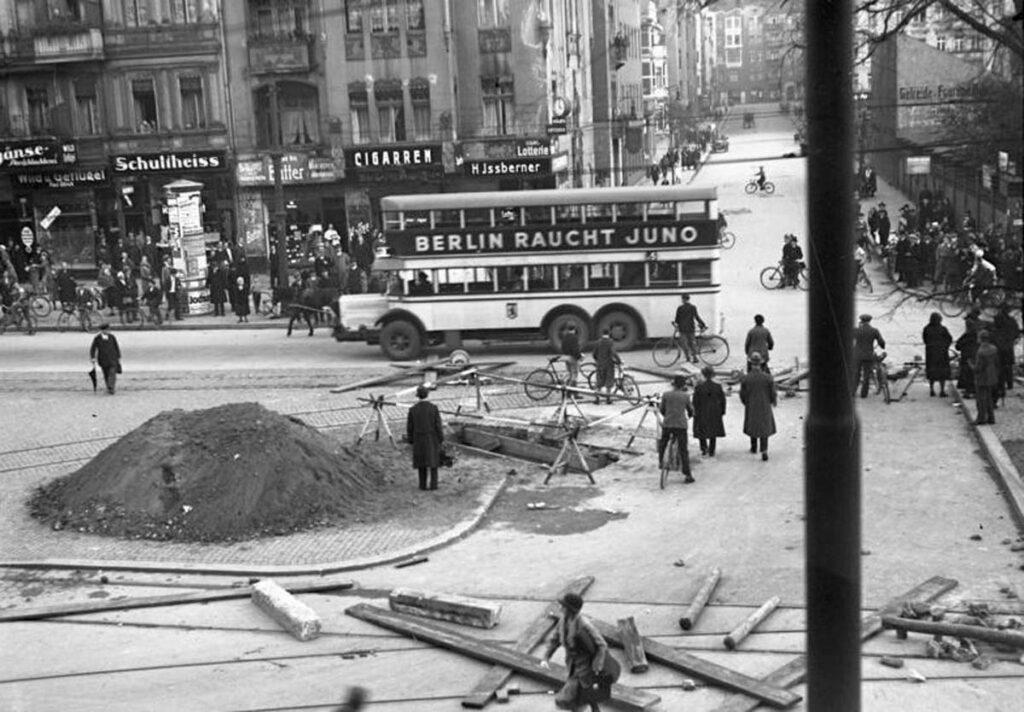 4808 Bundesarchiv Bild 102 13996 Berlin Scho╠eneberg BVG Streik Barrikaden - Fünf Tage für „Arbeit, Brot und Freiheit“ - Geschichte der Arbeiterbewegung, Streik - Hintergrund