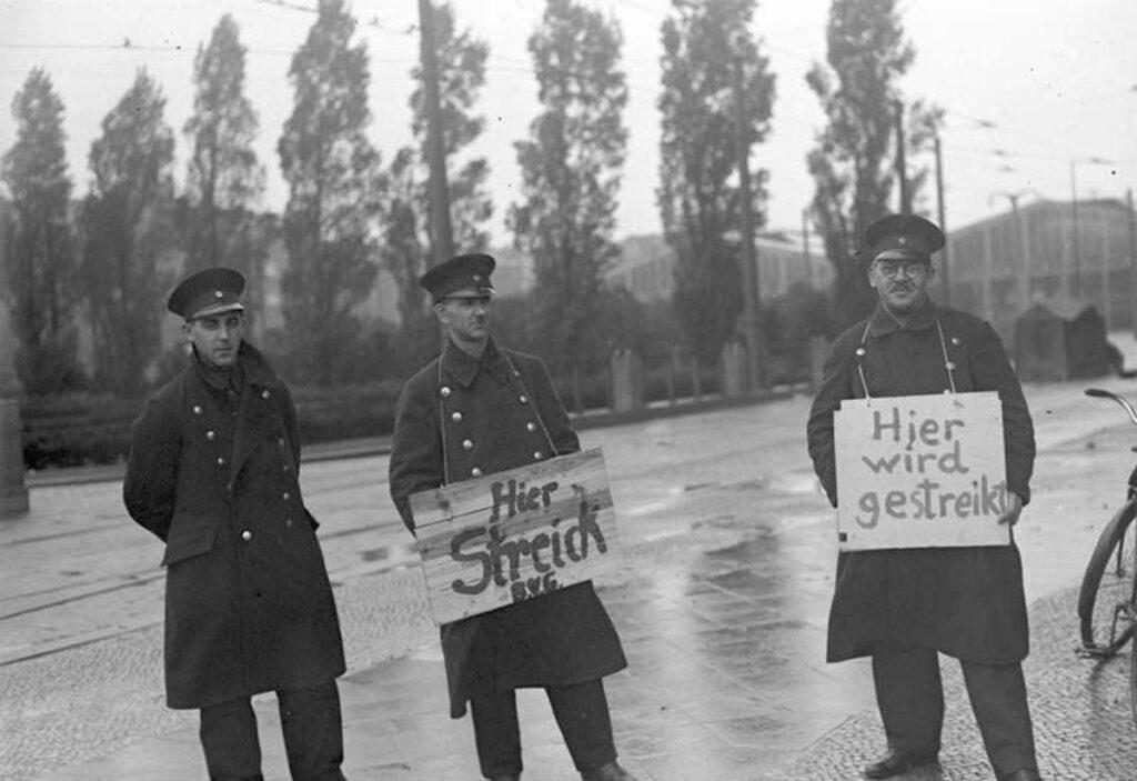 Bundesarchiv Bild 102 13991 Berlin BVG Streik Streikposten 1 - Fünf Tage für „Arbeit, Brot und Freiheit“ - Geschichte der Arbeiterbewegung, Streik - Hintergrund