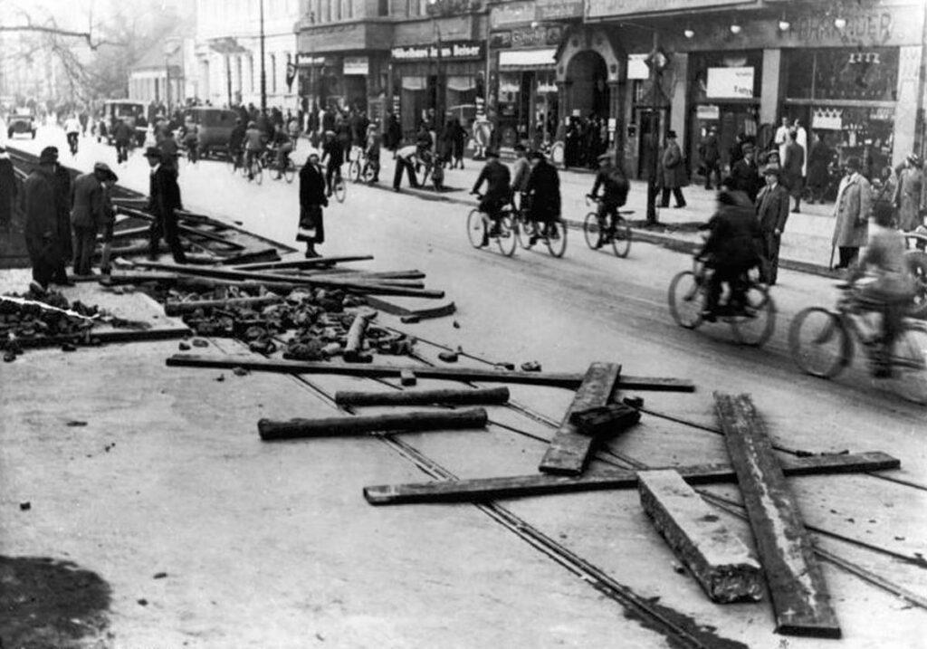 Bundesarchiv Bild 183 B0527 001 789 Berlin Schoeneberg BVG Streik - Fünf Tage für „Arbeit, Brot und Freiheit“ - Geschichte der Arbeiterbewegung, Streik - Hintergrund