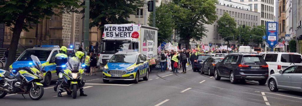 01 - Gesten im Kampf um Entlastung - Entlastung, Fotografie, Gewerkschaften, NRW, Tarifkämpfe - Im Bild