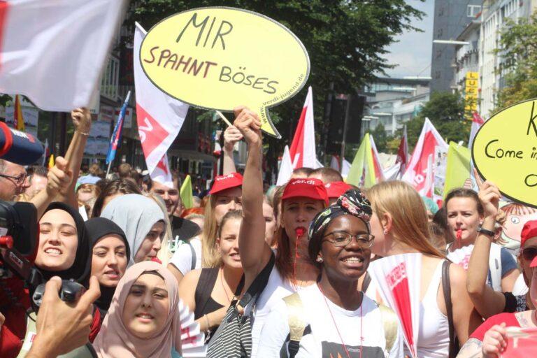 490202 unten Zuwanderung - Deutscher Wohlstand durch Abwerbung - Fachkräftemangel - Fachkräftemangel