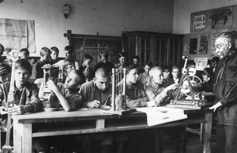 5021 Bundesarchiv Bild 102 11740 Sowjetunion Handwerklicher Unterricht - Ein Staat, der lernen wollte - Geschichte der Arbeiterbewegung, Sowjetunion - Politik