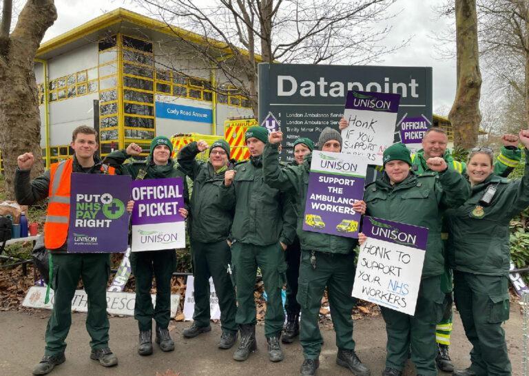 030702 Britannien - Fürs Streikrecht und mehr Geld - Streik - Streik