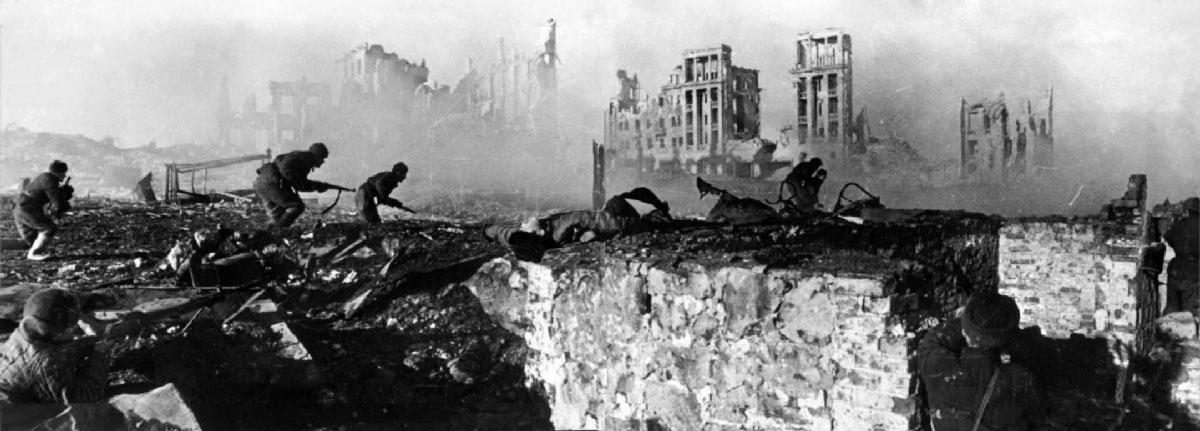 RIAN archive 44732 Soviet soldiers attack house - Nicht für möglich gehaltene Niederlage - 2. Weltkrieg, Rote Armee, Schlacht von Stalingrad, Stalingrad - Theorie & Geschichte