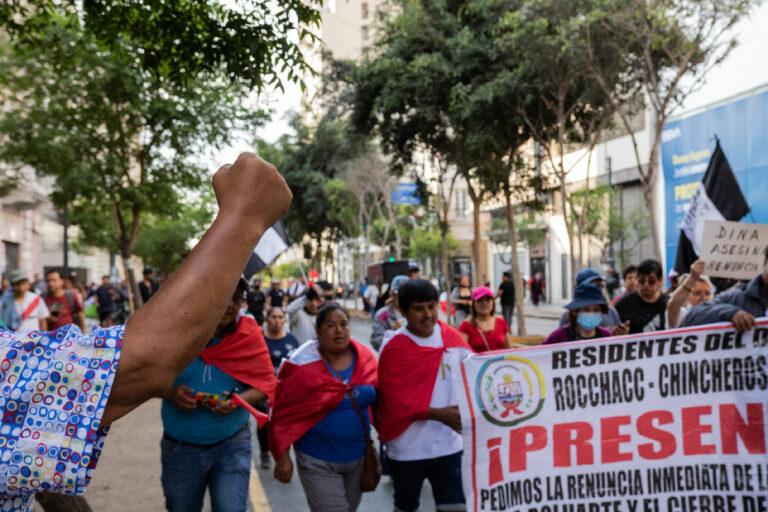 050601 Peru - Kekse gegen Panzer - Proteste - Proteste