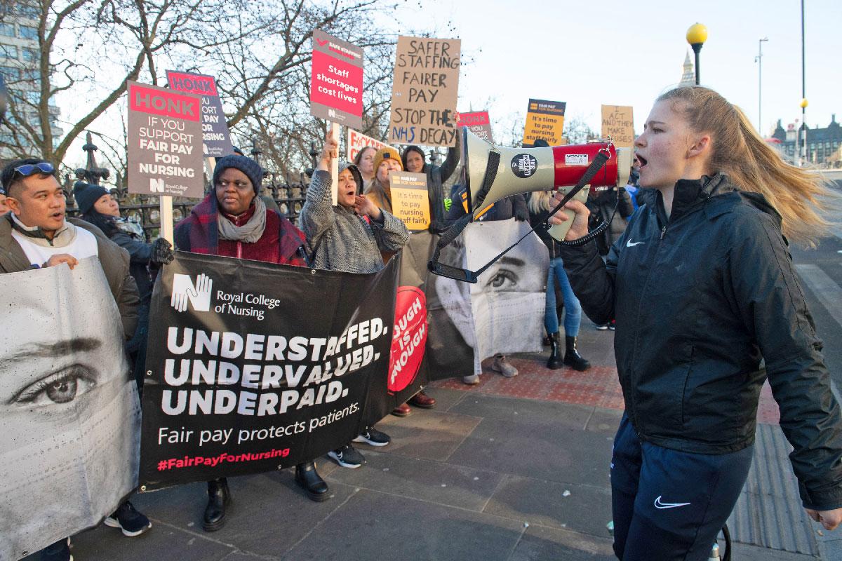 0601 Titel - So lange, wie es nötig ist - §dpa, Britannien, GMB, NHS, RCN, Streiks, Unite - Internationales