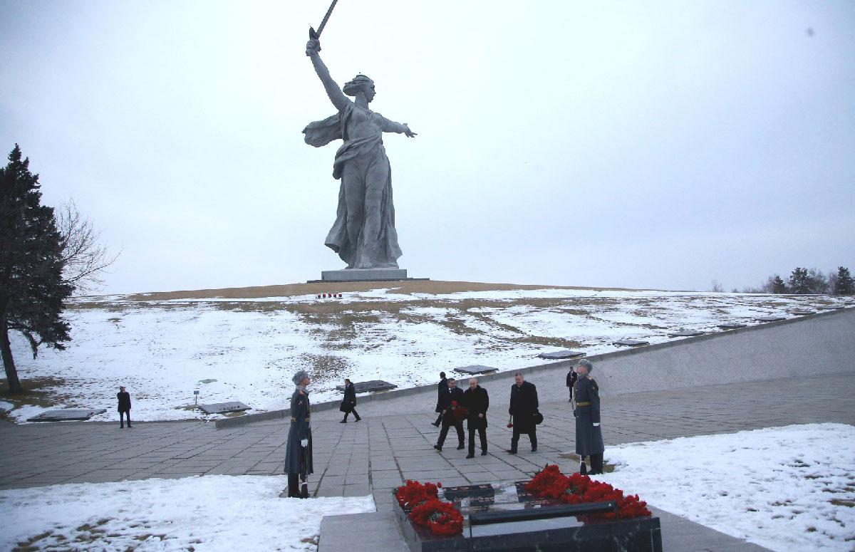 060702 Stalingrad - 80. Jahrestag des ­Sieges der Roten Armee in Stalingrad - 80. Jahrestag, Gennadi Sjuganow, Stalingrad, Wladimir Putin, Wolgograd - Internationales