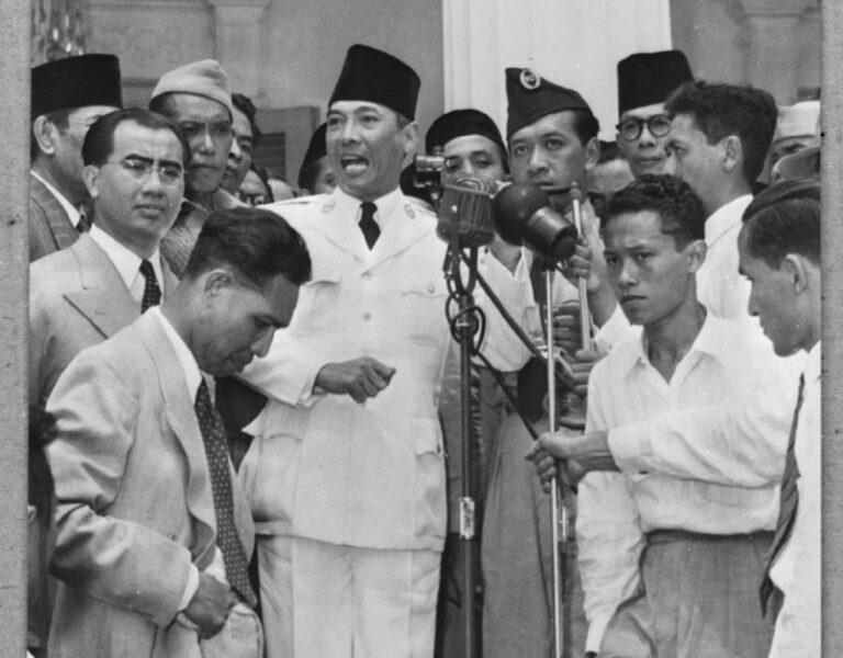 070802b Indonesie Soekarno na het uitroepen van de republiek Indonesia 1945 Bestanddeelnr 924 8282 WEB - Vergessen gemachtes Massaker - Jakarta - Jakarta
