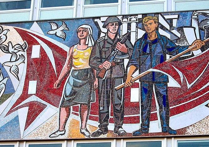 1024px Berlin Haus des Lehrers Mosaik Ost b WEB - Generäle der NVA für Frieden mit Russland - Sebald Daum - Sebald Daum