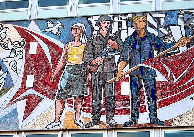 1024px Berlin Haus des Lehrers Mosaik Ost b WEB - Generäle der NVA für Frieden mit Russland - Dokumentiert - Dokumentiert