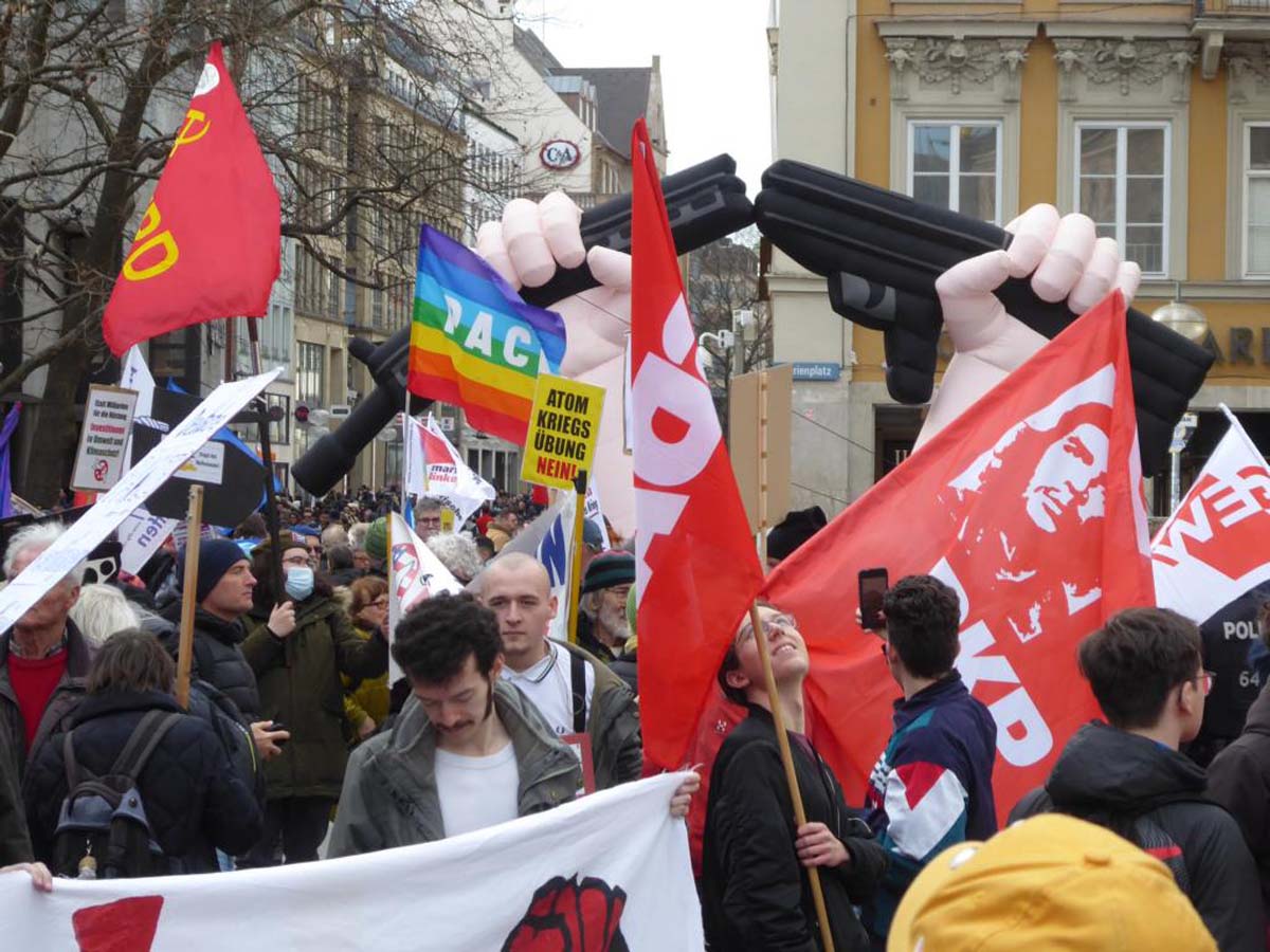 gustl ballin 1 1 - In München wurde der Krieg geplant - Annalena Baerbock, Christoph Heusgen, Imperialismus, Kriegsgefahr, Kriegskonferenz, Münchener Sicherheitskonferenz, Wang Yi - Politik