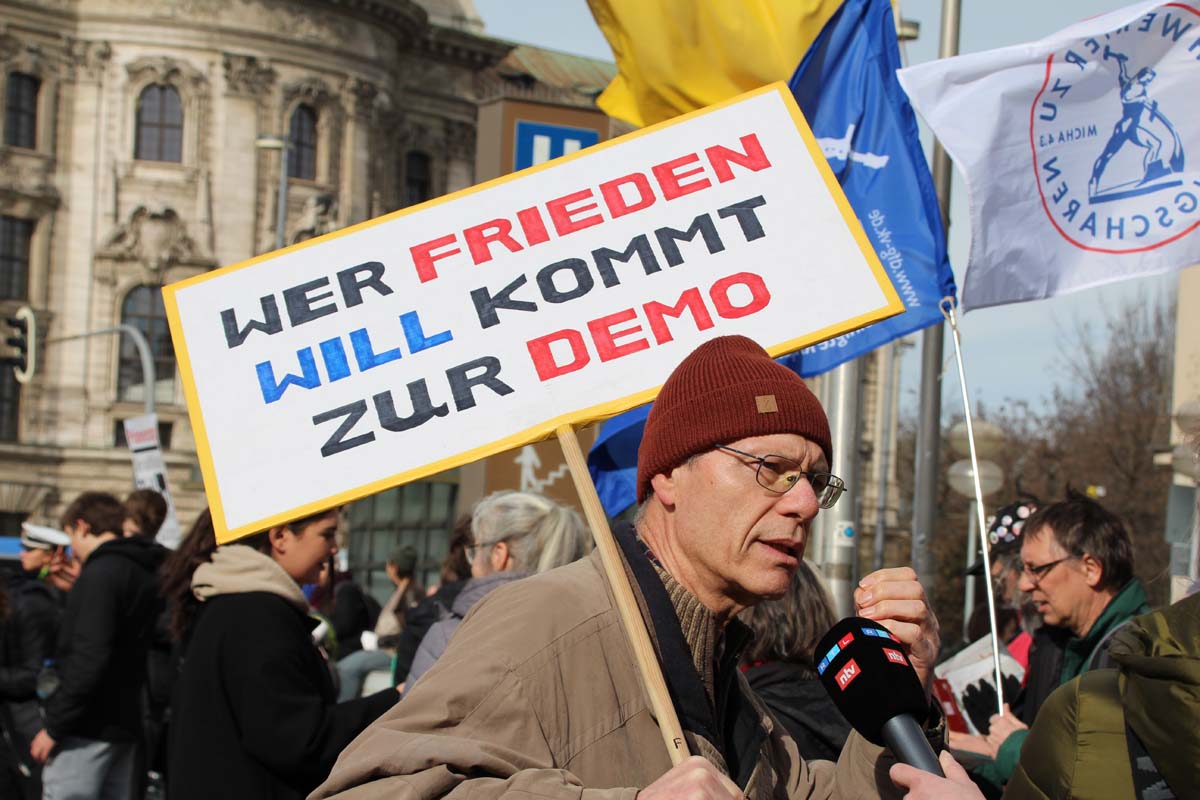 martina lennartz 2 - Proteste gegen Kriegskonferenz - Demonstration, DKP, Friedenskampf, NATO, SDAJ - Blog