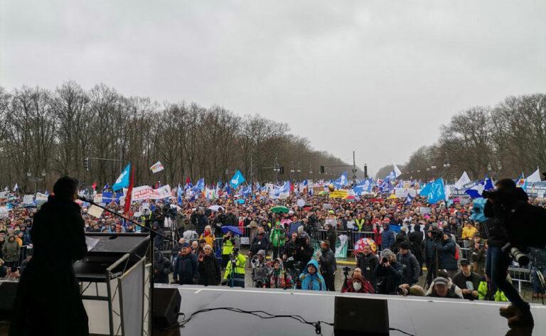 photo 2023 02 27 14 46 08 - Signal für den Frieden - Alice Schwarzer, Aufstand für Frieden, Berlin, Brandenburger Tor, DKP, Jürgen Rose, Sahra Wagenknecht, SDAJ, Ukraine-Krieg - Politik