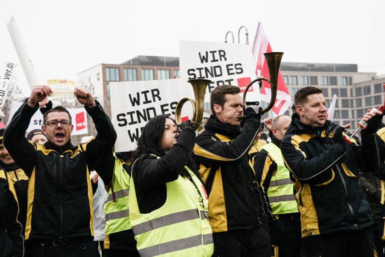 01 01 Aufmacher - Lohn statt Profit - §dpa, Tarifrunde Deutsche Post, ver.di - Wirtschaft & Soziales