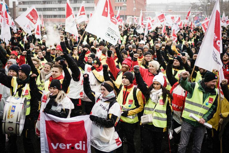 0901 Streik2 - Auf die Frauen kommt es an! - Tarifrunde Deutsche Post - Tarifrunde Deutsche Post