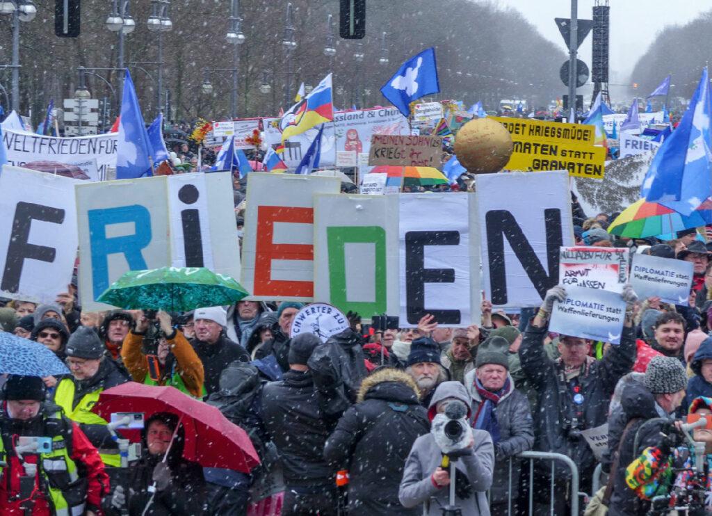 Friedensbewegung Demonstriert Gegen Krieg Und Politische Doppelmoral - 0p6eafa
