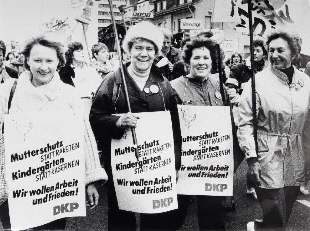 0908 Frauen Nein zur Bundeswehr 465 - Für Brot und Rosen - Diskriminierung, Doppelbelastung, Frauen, Frauenrechte, Gelsenkirchen, Karin Welge, Vereinigung der kommunalen Arbeitgeberverbände - Wirtschaft & Soziales