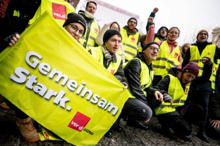 1101 Titel - Gemeinsam streiken - Arbeitskampf - Arbeitskampf