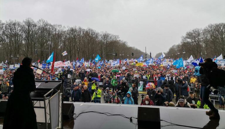 110401 Friedensdemo Wagenknecht - Sendezeit für rechte Selbstdarsteller - Medienkritik - Medienkritik