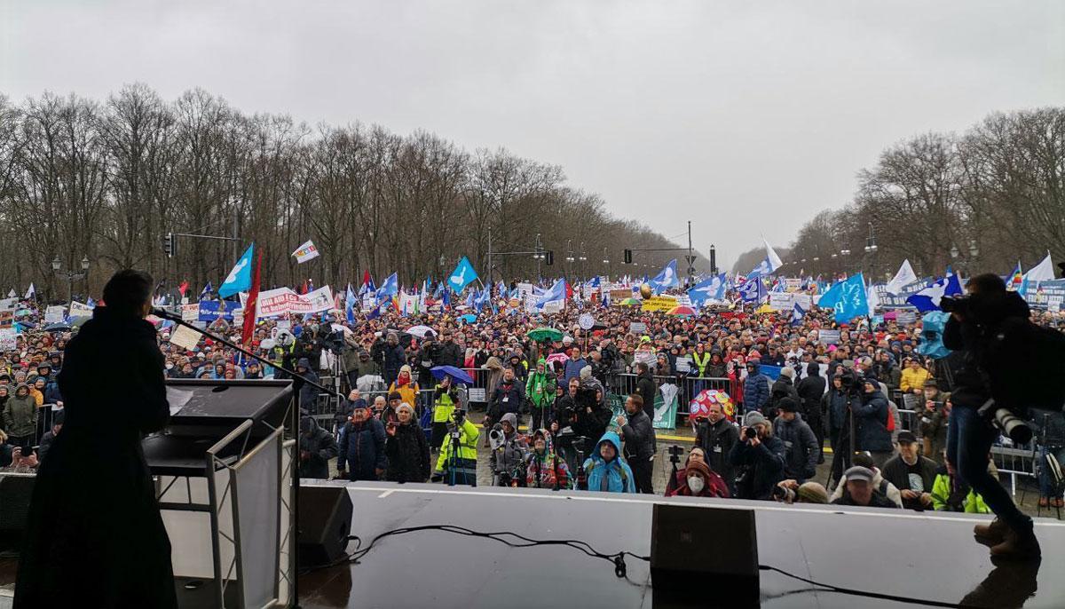 110401 Friedensdemo Wagenknecht - Sendezeit für rechte Selbstdarsteller - UZ vom 17. März 2023 - UZ vom 17. März 2023