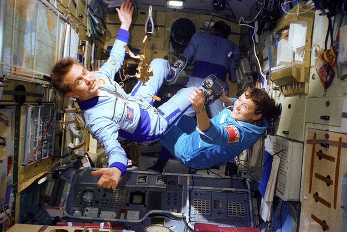 231012 02 Kosmonautinnen - Flieg, Möwe, flieg! - Kosmonautin, Swetlana Sawizkaja, Tschaika, Walentina Tereschkowa - Hintergrund